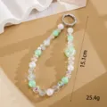 Detalle de una correa de cuentas para teléfono en verde menta y blanco, 15,1 cm - Colgante de Cuentas con Lentejuelas de Nube (K6283) / 15.1cm Longitud