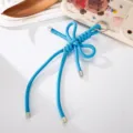Detail van een handgemaakte blauwe geweven nylon sleutelhanger met metalen uiteinden - Slangenknoop Strik Stijl (K6105) / Blauw