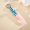 Detailansicht des handgewebten blau-rosa Nylon-Schlüsselanhängers mit silbernem Verschluss - Römerknoten Anhänger (K6107) / Blau + Rosa