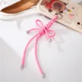 Detailopname van de roze handgeweven nylon koordhanger met zilveren metalen ring voor telefoon - Slangenknoop Strik Stijl (K6106) / Roze
