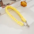Nahaufnahme des leuchtend gelben handgewebten Nylon-Handyseils mit Metallverschlüssen - Kreuzknoten Handschlaufe / Gelb (K6607)
