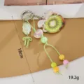 Detail van acryl kiwi schijf sleutelhanger met kleurrijke kralen en 18 cm lengte - 18cm Grootte / Kiwihanger Met Strik (K6599)