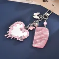 Vista detallada del espejo de corazón rosa y el peine de mármol en el llavero de moda - Colgante Corazón Fluido + Peine (K6546)
