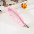 Nahaufnahme der rosa handgeflochtenen Nylon-Handschlaufe mit robustem Metallverschluss - Kreuzknoten Handschlaufe / Rosa (K6609)
