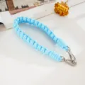 Detailansicht eines handgeflochtenen hellblauen Nylon-Handybandes mit Silberkarabiner - Kreuzknoten Handschlaufe / Blau (K6610)