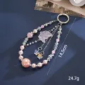 Λεπτομερής άποψη κρεμαστού κινητού με ροζ πέρλες και μενταγιόν πεταλούδας. - K6560 Μενταγιόν Μάσκα Αλεπούς + Χάντρα Σύννεφο Τύχης