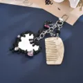 Detalle de los dijes de espejo de corazón y peine de mármol en un llavero muy elegante - Colgante Corazón Fluido + Peine (K6548)