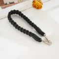 Nahaufnahme der schwarzen geflochtenen Nylon-Handschlaufe mit Karabiner - Kreuzknoten Handschlaufe / Schwarz (K6612)