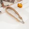 Nahaufnahme eines handgewebten Flachknoten-Handybandes aus Nylon in Khaki mit Karabinern - Kreuzknoten Handschlaufe / Khaki (K6613)