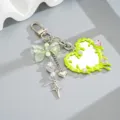Llavero de espejo corazón verde lima estilo Y2K con lazo translúcido y colgantes decorativos - Colgante Espejo Corazón + Lazo (K6433)