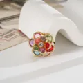 Macro di un accessorio fai-da-te a forma di camelia colorata con cornice dorata. - Stile Camelia (D3448) / 22mm / Trasparente Multicolore