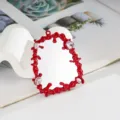 Vista dettagliata di un accessorio specchio liquido rosso fai-da-te con gemme rosa a cuore - Rosso