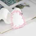 Dettaglio di specchio rosa con cornice fluida e gemme per decorazione cover cellulare fai-da-te - Rosa chiaro