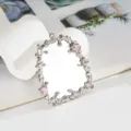 Dettaglio cornice a specchio in argento liquido con gemme rosa per decorazioni - Argento