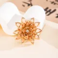 Dettaglio di un accessorio floreale decorativo con pietre acriliche ambrate a forma di occhio di cavallo - Fiore a Occhio di Cavallo (D3419) / Champagne
