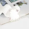 Dettaglio dello specchio con cornice fluida crema e pietre preziose a cuore rosa - Bianco