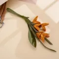 Detailansicht eines handgefertigten PU-Leder-Taschenanhängers in schöner Blütenform - 金桂花皮革挂件(K6365)