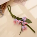 Detailansicht eines handgefertigten Blumenstrauß-Taschenanhängers aus PU-Leder in Lila - 金桂花皮革挂件(K6366)
