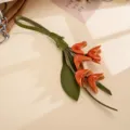 Detailansicht des orangefarbenen PU-Leder-Osmanthus-Blumenstrauß-Taschenanhängers - 金桂花皮革挂件(K6367)