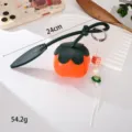 Détail du joli charme en cuir de persimmon avec lanière de 24 cm et poids de 54,2 g. - Pendentif Kaki (K6110)