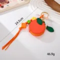 Gros plan d'un pendentif de sac en cuir en forme de kaki avec dimensions et poids - Pendentif Orange (K6113)