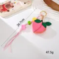 Vue détaillée du porte-monnaie en cuir en forme de pêche avec lanière de 26,7 cm - Pendentif Pêche (K6115)