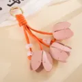Nahaufnahme von handgefertigtem Tulpen-Taschenanhänger aus Leder mit Goldverschluss - 郁金香皮革挂件(K6356)