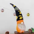 Vista ravvicinata dettagliata dell'adorabile bambola di peluche gnomo senza viso con cappello. - Berretto nero
