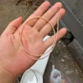 Detailaufnahme von 2-2,5 mm großen rosa Süßwasser-Zuchtperlen für DIY-Schmuck - Einzelner Strang (Ca. 39cm) / Natürliches Rosa Orange