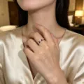 Elegante elastische Ring mit Granat und Süßwasserperlen an der Hand des Models. - Intervall Granat Perle Stil (R233) / Elastisch Verstellbar