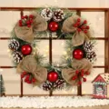 Weihnachtskranz aus Tannenzapfen, roten Beeren und Juteschleifen für die Festtagsdeko SKU - Leinen-Stil / 38 cm
