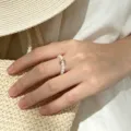 Nahaufnahme eines elastischen Rings aus Süßwasserperlen mit goldenem Metallakzent. - Elastischer Ring / Gleitring-Stil (R181)