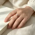 Detailansicht eines elastischen Rings mit Süßwasserperle und roten Achatperlen - Mini Roter Achat Perle Stil (R232) / Elastisch Verstellbar