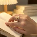 Exquisiter Perlen-Perlenring mit kleiner Goldanhänger-Detail, elegantes Schmuckdesign. - Freude Anhänger Perle Stil (R207) / Elastisch Verstellbar