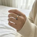 Nahaufnahme eines elastischen Rings mit Türkisperlen und einer zentralen Süßwasserperle. - Türkis Reisperle Stil (R267) / Elastisch Verstellbar