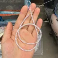 Vue détaillée d'un fil de perles d'eau douce blanches presque rondes de 3-3,5mm pour la bijouterie. - 1 Rang 39-40cm (Environ 120 Pcs) / 120 Pièces/Paquet / Blanc Naturel