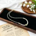 Detailansicht der Naturperlenkette mit grünem Hetian-Jade und Kristallen auf dunklem Holz - Hetian-Jade Choker Halskette