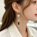 Eleganti orecchini lunghi di perle stile cinese con fiore in giada e pietra blu - Orecchini in Giada Bianca Intagliata e Pilastro Blu (E2574)