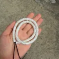 Gros plan détaillé de perles d'eau douce plates de 7,5-8 mm, parfaites pour la création de bijoux. - 108 Perles / Couleur naturelle