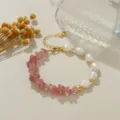 Detailansicht des süßen Perlen und rosa Kristall Edelstein Armbands mit goldener Metallkette. - Naturperle Rosa Quarz