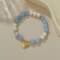 Natürliches blaues Kristall-Süßwasserperlen-Armband mit goldenem Herz-Anhänger Strass-Details. - Süßwasserperle Hellblauer Achat (B4256)