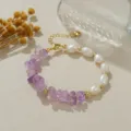 Süße natürliche Süßwasserperle lila Kristall Chip Armband Detailansicht mit feiner Goldkette. - Naturperle Amethyst