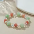 Detaillierte Nahaufnahme des bunten Perlenarmbands mit Perlen und funkelnden Kristallen. - Natürliche Perle Weiß Rosa Grün (B4263)