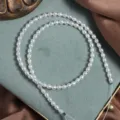 Natürliche Süßwasserperlen Detailaufnahme, kleine 3.5-4mm Reiskornperlen Perlenstrang. - Länge ca. 39 cm ca. 80 Perlen / Natürliches Weiß