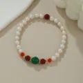 Nahaufnahme Detailansicht des handgefertigten Perlenarmbands mit roten und grünen Edelsteinen. - Naturperle Rot Grüner Achat Stil (B4153)
