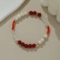 Süsswasserperlen Armband mit roten Perlen und Kristall. Detailaufnahme vom Schmuck. - Naturperle Roter Achat Kristall Stil (B4172)