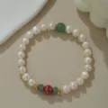 Detailaufnahme des Naturperlenarmbands mit gruener Jade und roten Cinnabar-Perlen Elementen. - Naturperle Zinnober Jade Retro Stil (B4211)