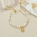 Elegantes Detail des Süßwasserperlenarmbands mit verstellbarem Verschluss und Muschelanhänger. - Natürliche Perle Muschel Kristall Armband