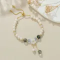 Zartes Süßwasserperlen Armband mit grünem Kristall und Blumenanhänger, verstellbare Schiebekette. - Natürliche Perle Muschel Blume Schwarzer Rutilquarz Armband