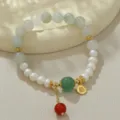 Elegantes Natur Süßwasserperlen und grünes Jade Edelstein Armband mit Glücksanhänger. - Weiß Grüne Achat Segensstil (B4237) / Weiß